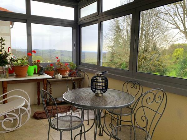 Maison et grange, sans travaux, sur 1 ha de terrain avec source, puits et vue dominante