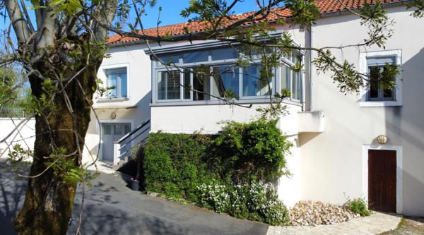 Maison et grange, sans travaux, sur 1 ha de terrain avec source, puits et vue dominante