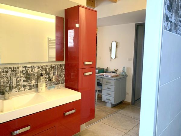 Maison et grange, sans travaux, sur 1 ha de terrain avec source, puits et vue dominante