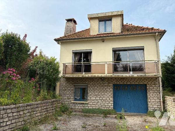 Maison édifiée sur un sous-sol complet et comprenant, au rez-de-chaussée : une entrée, une cuis...