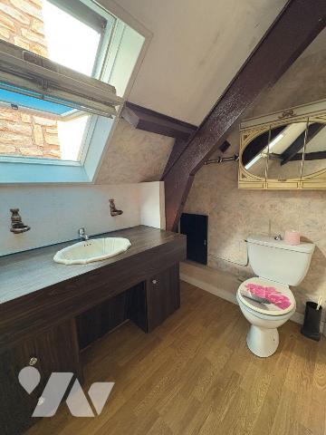 Maison édifiée sur un sous-sol complet et comprenant, au rez-de-chaussée : une entrée, une cuis...