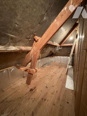 Maison édifiée sur un sous-sol complet et comprenant, au rez-de-chaussée : une entrée, une cuis...