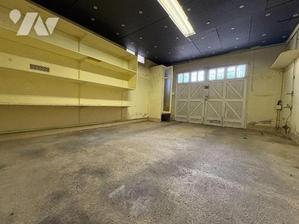 Maison édifiée sur un sous-sol complet et comprenant, au rez-de-chaussée : une entrée, une cuis...