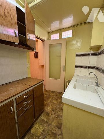 Maison édifiée sur un sous-sol complet et comprenant, au rez-de-chaussée : une entrée, une cuis...