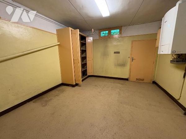 Maison édifiée sur un sous-sol complet et comprenant, au rez-de-chaussée : une entrée, une cuis...