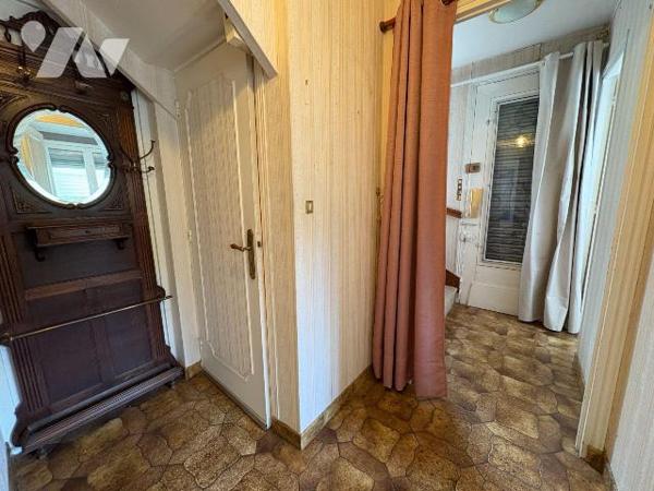 Maison édifiée sur un sous-sol complet et comprenant, au rez-de-chaussée : une entrée, une cuis...
