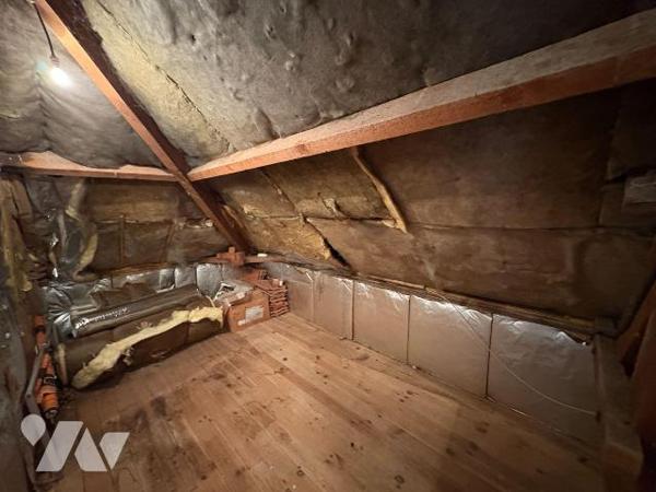 Maison édifiée sur un sous-sol complet et comprenant, au rez-de-chaussée : une entrée, une cuis...