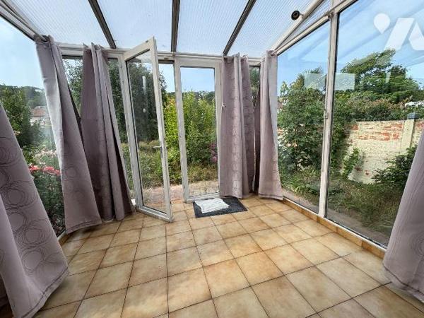 Maison édifiée sur un sous-sol complet et comprenant, au rez-de-chaussée : une entrée, une cuis...