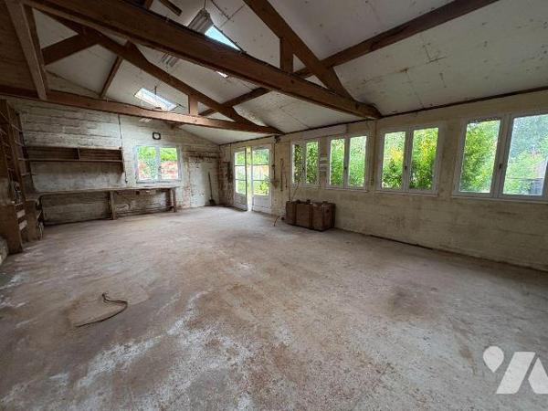 Maison édifiée sur un sous-sol complet et comprenant, au rez-de-chaussée : une entrée, une cuis...