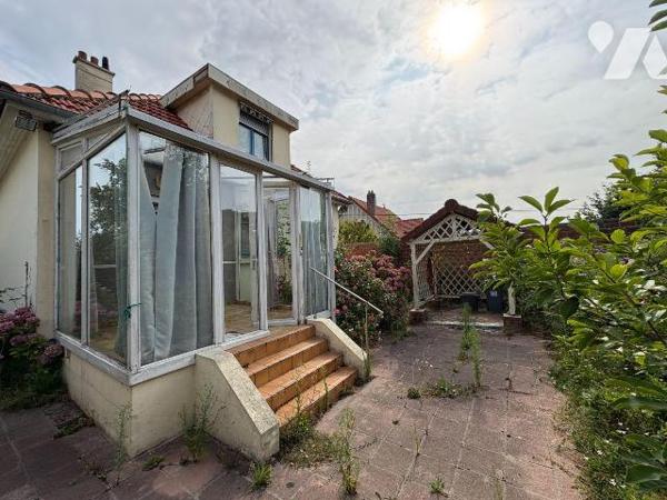 Maison édifiée sur un sous-sol complet et comprenant, au rez-de-chaussée : une entrée, une cuis...