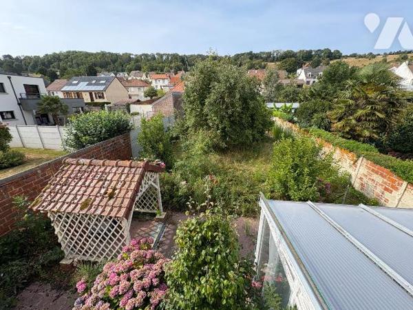 Maison édifiée sur un sous-sol complet et comprenant, au rez-de-chaussée : une entrée, une cuis...