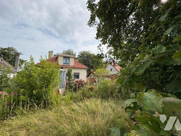 Maison édifiée sur un sous-sol complet et comprenant, au rez-de-chaussée : une entrée, une cuis...