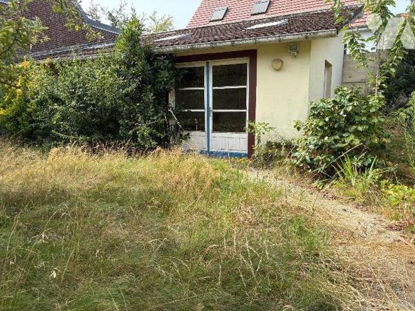 Maison édifiée sur un sous-sol complet et comprenant, au rez-de-chaussée : une entrée, une cuis...
