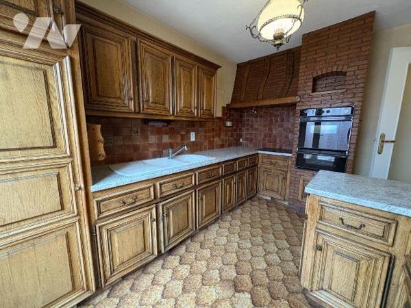 Maison édifiée sur un sous-sol complet et comprenant, au rez-de-chaussée : une entrée, une cuis...