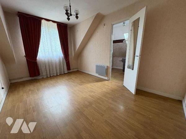 Maison édifiée sur un sous-sol complet et comprenant, au rez-de-chaussée : une entrée, une cuis...