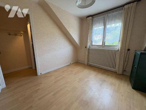 Maison édifiée sur un sous-sol complet et comprenant, au rez-de-chaussée : une entrée, une cuis...