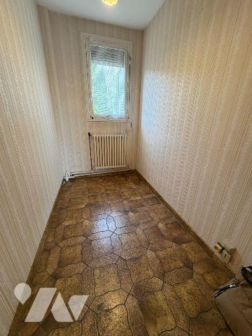 Maison édifiée sur un sous-sol complet et comprenant, au rez-de-chaussée : une entrée, une cuis...