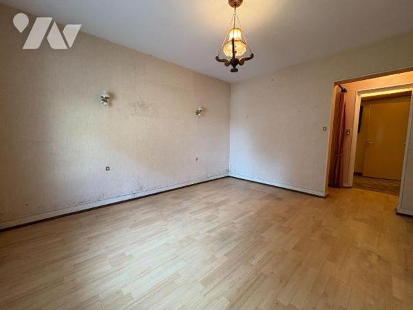 Maison édifiée sur un sous-sol complet et comprenant, au rez-de-chaussée : une entrée, une cuis...