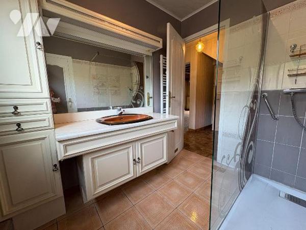 Maison édifiée sur un sous-sol complet et comprenant, au rez-de-chaussée : une entrée, une cuis...