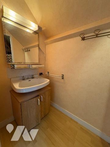 Maison édifiée sur un sous-sol complet et comprenant, au rez-de-chaussée : une entrée, une cuis...