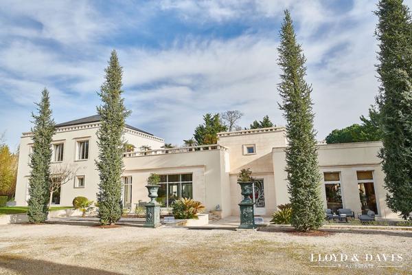 VILLA CONTEMPORAINE DE 581 m² ET PARC