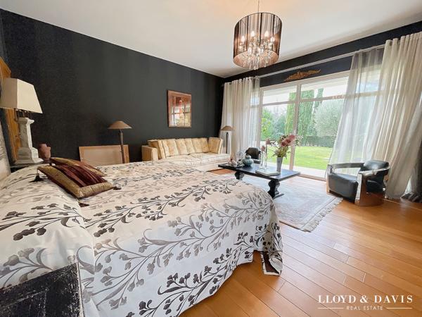 VILLA CONTEMPORAINE DE 581 m² ET PARC