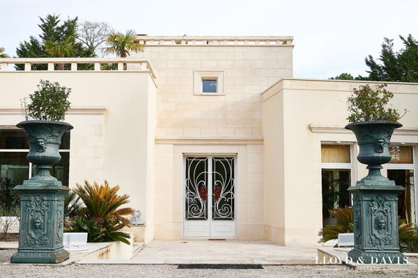 VILLA CONTEMPORAINE DE 581 m² ET PARC