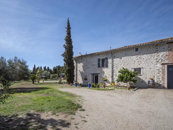 MAISON D'HOTE EN PIERRE AVEC JARDIN ET PISCINE, PERPIGNAN OUEST