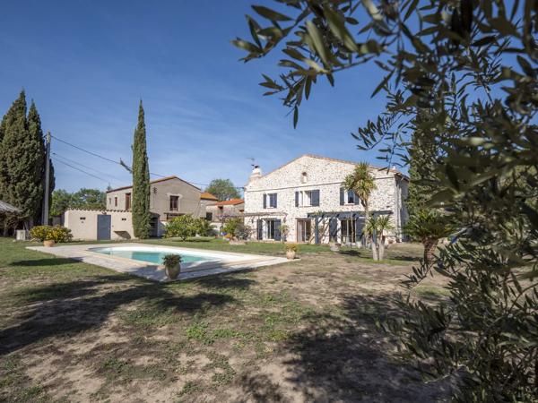 MAISON D'HOTE EN PIERRE AVEC JARDIN ET PISCINE, PERPIGNAN OUEST