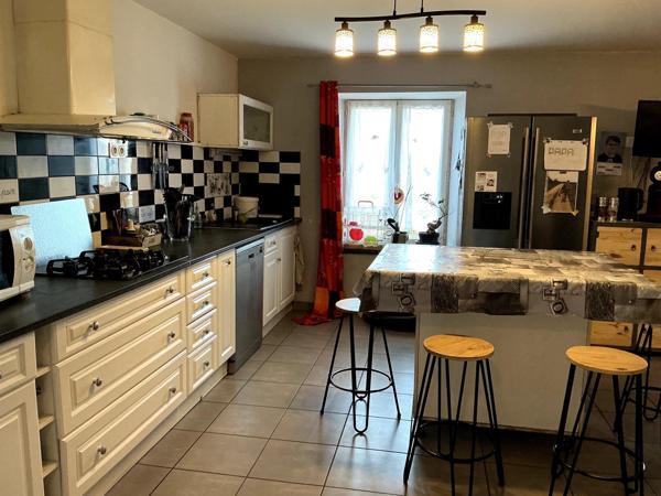 Maison 180 M2, 7 pièces ,5 chambres , garage, 16 ares de terrain