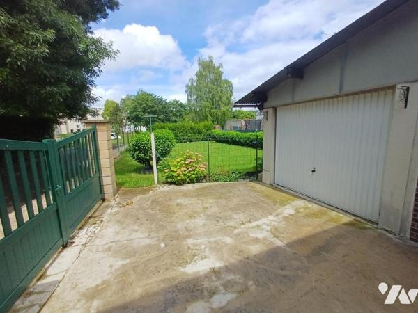 QUARTIER ETOUVIE : Maison en retrait de rue et impasse, avec JARDIN et GARAGE