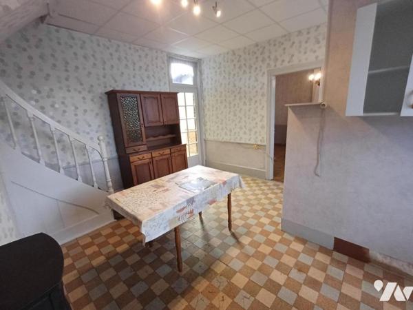 QUARTIER ETOUVIE : Maison en retrait de rue et impasse, avec JARDIN et GARAGE