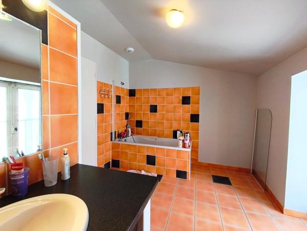 Immeuble d'une surface habitable de 196 m2 en plein coeur de Saint-Amour