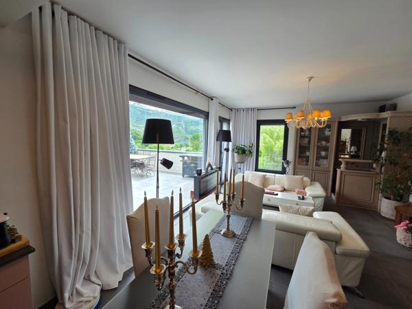 Appartement à vendre 3 pièces dans une residence très récente  à 2 pas du centre ville D'EMBRUN (05)