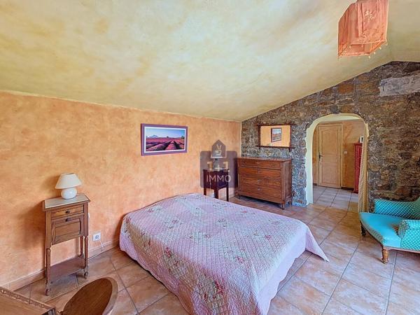 Rare à la vente ! Ancienne bergerie en pierres