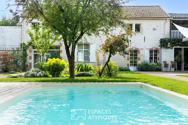 Anciennes dépendances de château réinventées avec piscine