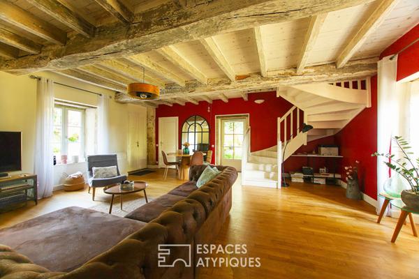 Anciennes dépendances de château réinventées avec piscine