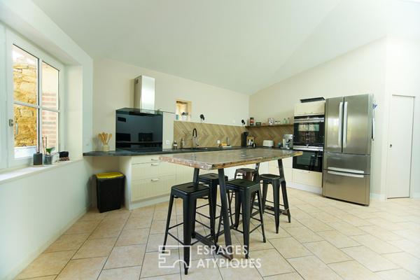 Anciennes dépendances de château réinventées avec piscine