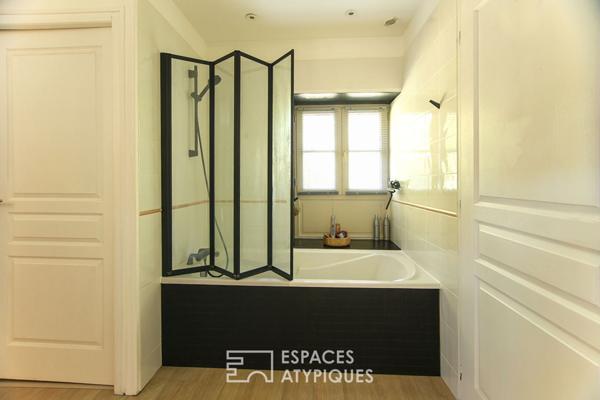 Anciennes dépendances de château réinventées avec piscine