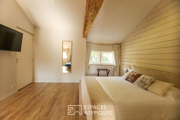 Anciennes dépendances de château réinventées avec piscine