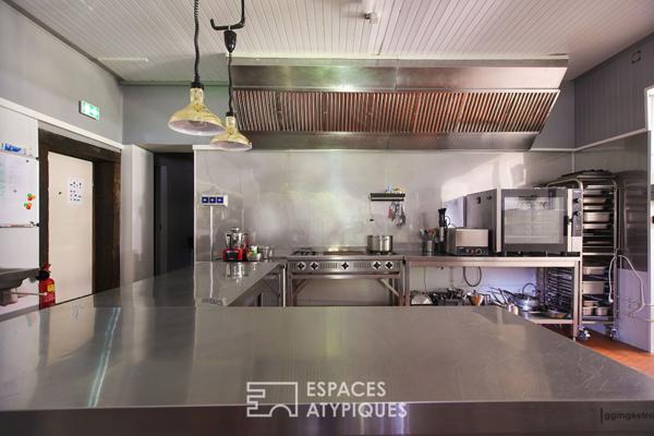 Anciennes dépendances de château réinventées avec piscine