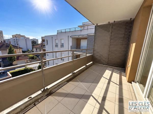 T3 - SAINT-PRIEST - TRAVERSANT AVEC BALCON ET PLACES DE PARKING
