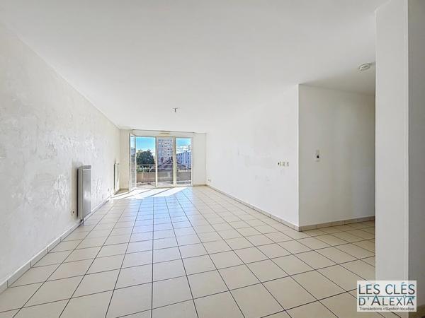 T3 - SAINT-PRIEST - TRAVERSANT AVEC BALCON ET PLACES DE PARKING