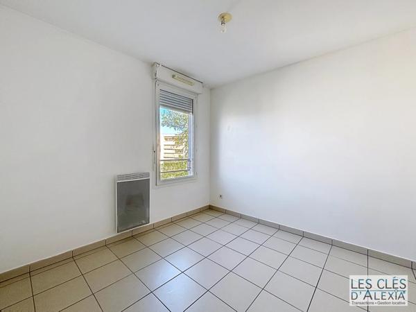 T3 - SAINT-PRIEST - TRAVERSANT AVEC BALCON ET PLACES DE PARKING