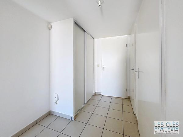 T3 - SAINT-PRIEST - TRAVERSANT AVEC BALCON ET PLACES DE PARKING