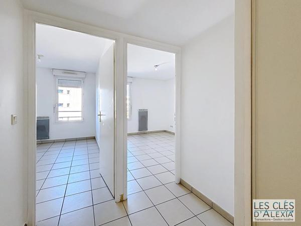 T3 - SAINT-PRIEST - TRAVERSANT AVEC BALCON ET PLACES DE PARKING