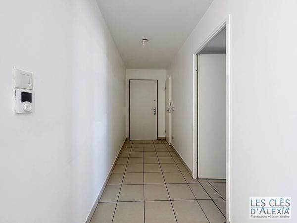 T3 - SAINT-PRIEST - TRAVERSANT AVEC BALCON ET PLACES DE PARKING