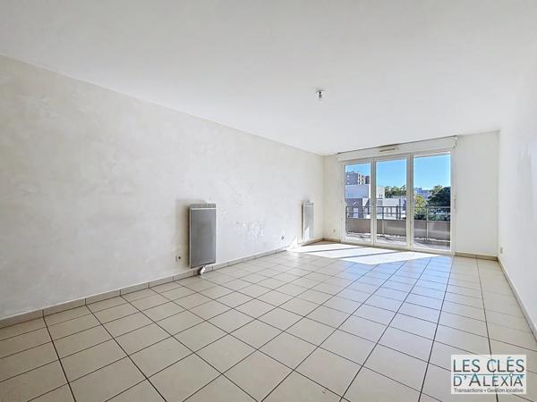 T3 - SAINT-PRIEST - TRAVERSANT AVEC BALCON ET PLACES DE PARKING