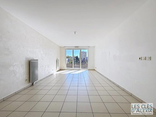 T3 - SAINT-PRIEST - TRAVERSANT AVEC BALCON ET PLACES DE PARKING