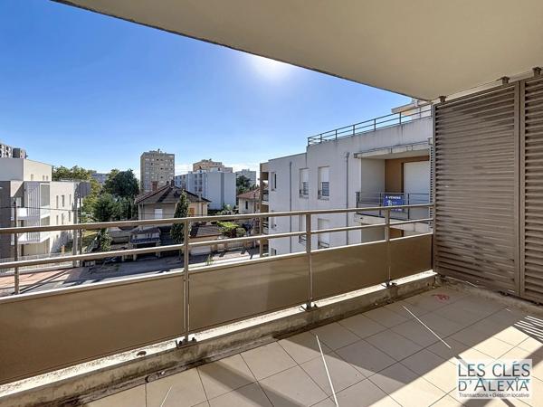 T3 - SAINT-PRIEST - TRAVERSANT AVEC BALCON ET PLACES DE PARKING